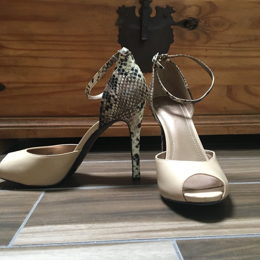 Snake Print BCBG Peep toe Heel